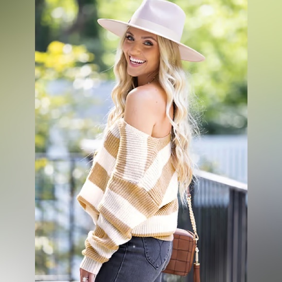 Ladies Sweater - Picture 3 of 4